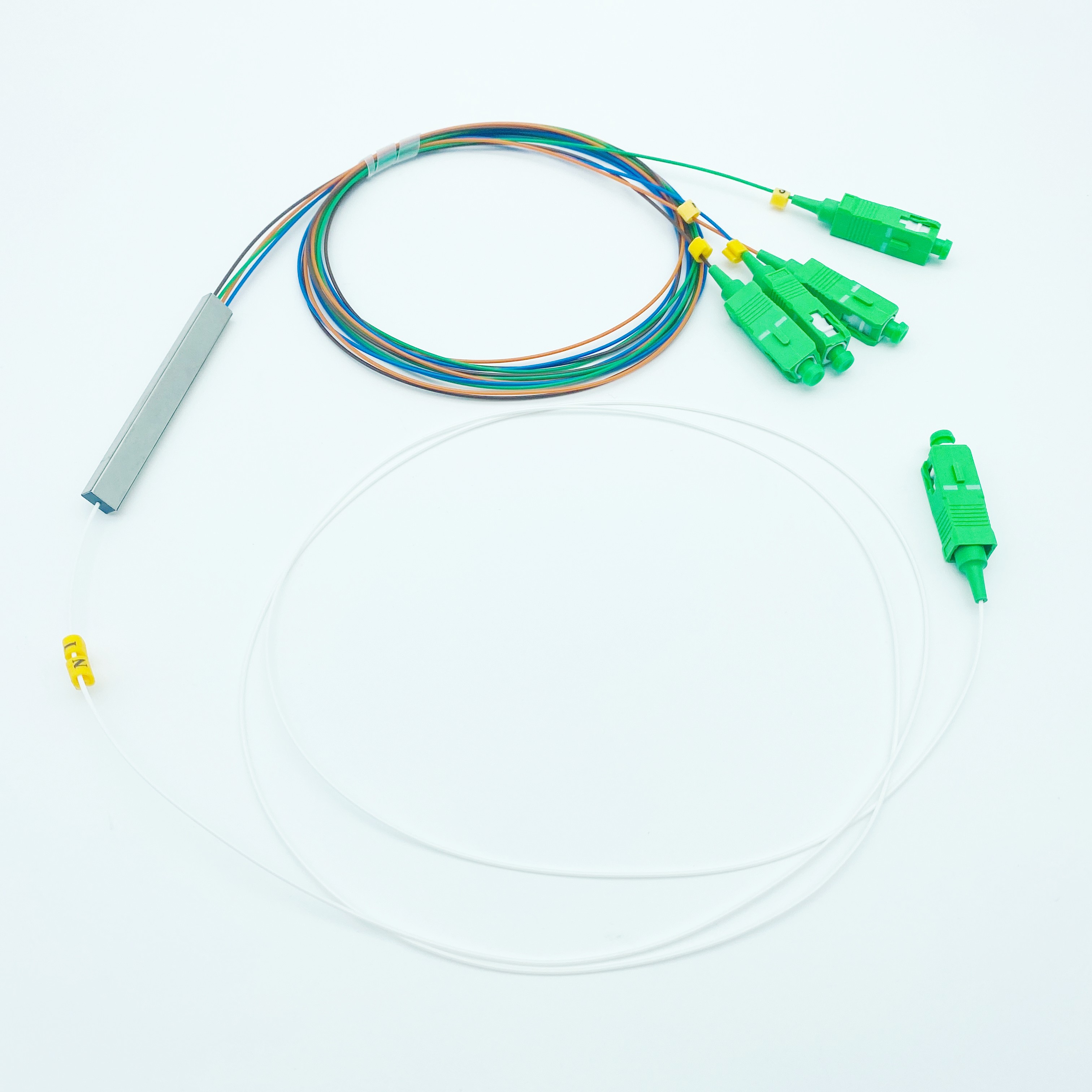 Como escolher o comprimento da fibra e o tipo de conector para um divisor PLC com conector